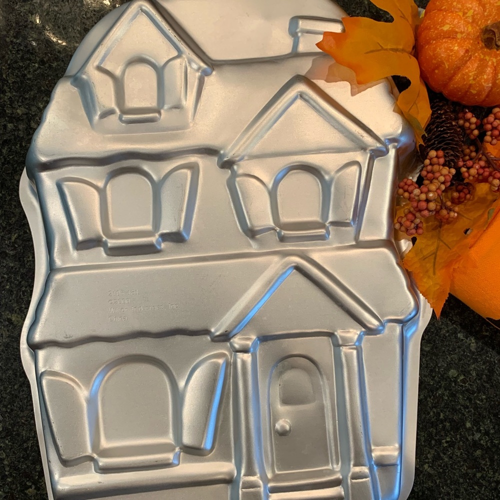 Halloween cake pan Wilton HAUNtED HOuSE 2105-181 2000. EUC decor baking mold